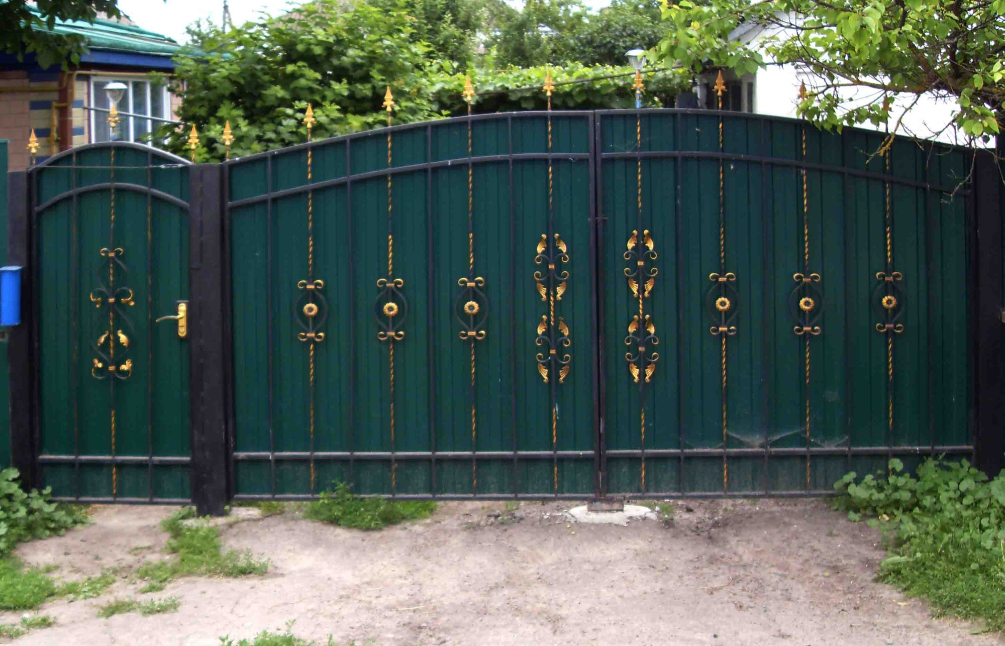 Ворота и калитки из металлопрофиля своими руками фото Ворота и калитки из металлопрофиля своими руками фото