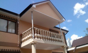 Дом с балконом