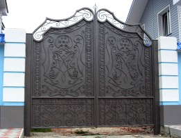 Ворота с элементами художественной ковки в Городне